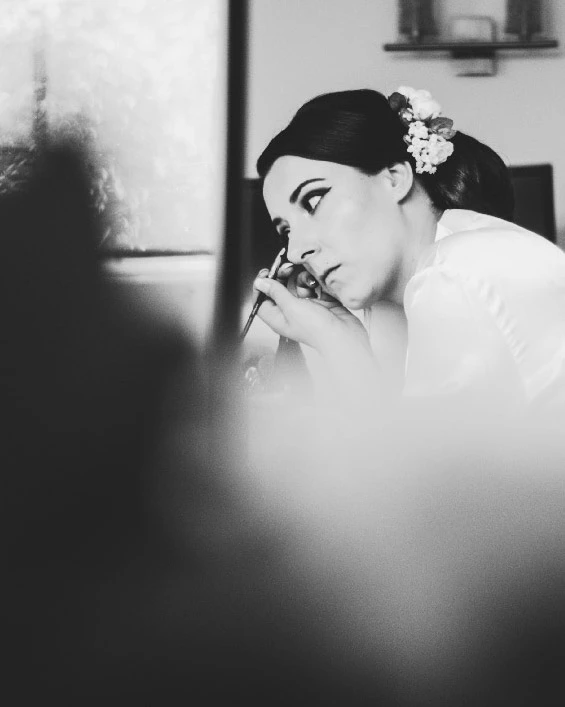 mobile-maquillage-pinceau-oeil-preparatif-mariage-femme-visage