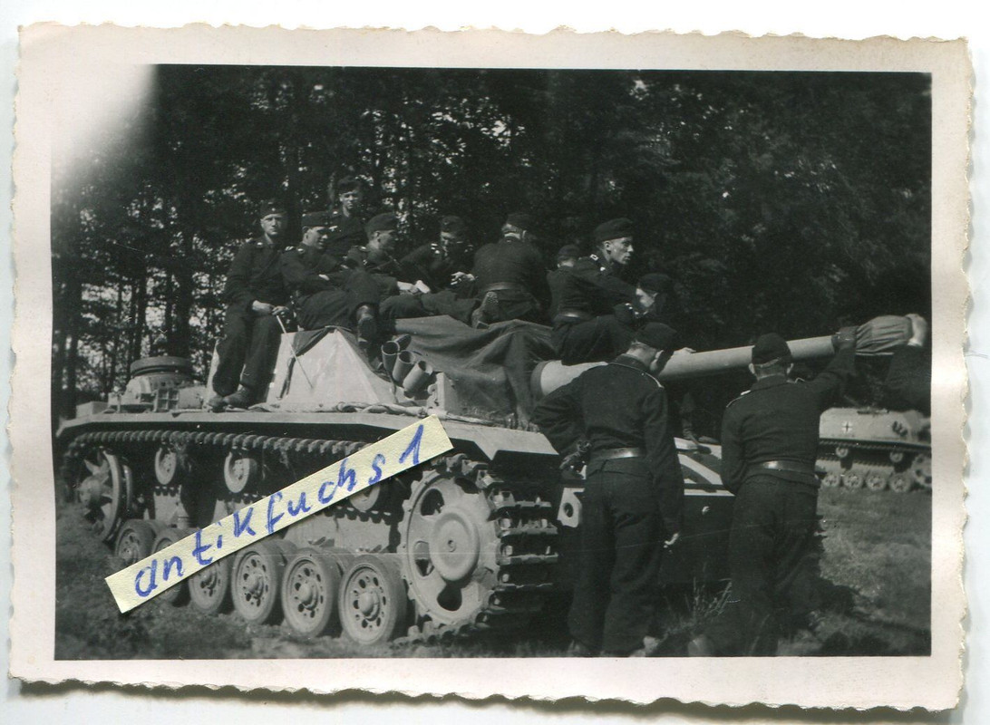 Sturmgeschütz mit Nebeltöpfen an der Front im 2.WK