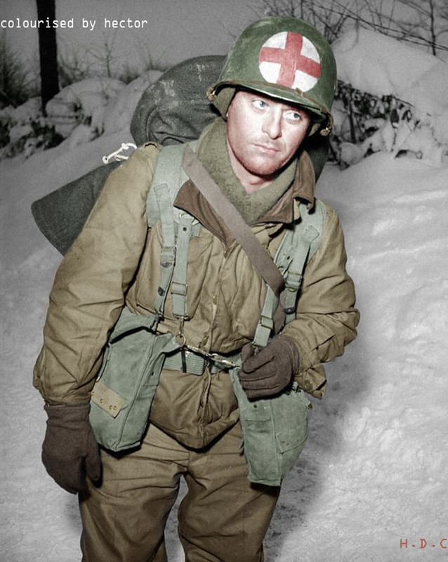 Un médico estadounidense fotografiado durante la Batalla de las Ardenas, Bélgica, Enero 1945.