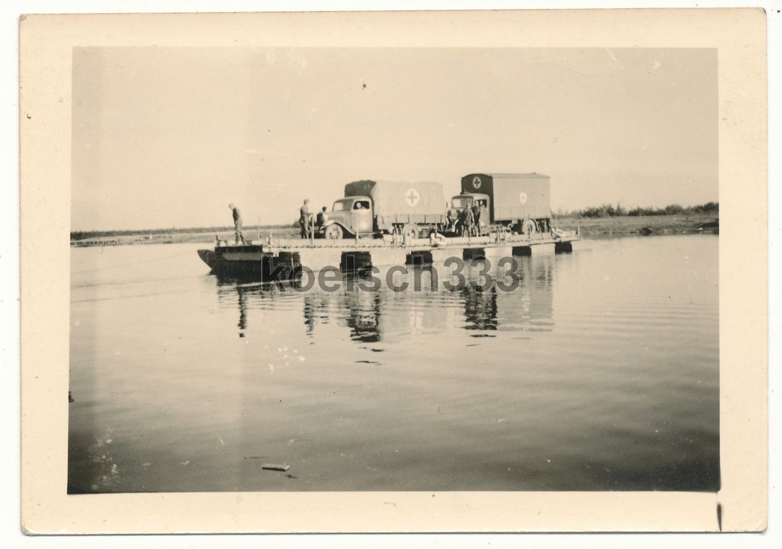 Foto Rotes Kreuz LKW´s auf einer Pionier Fähre ü