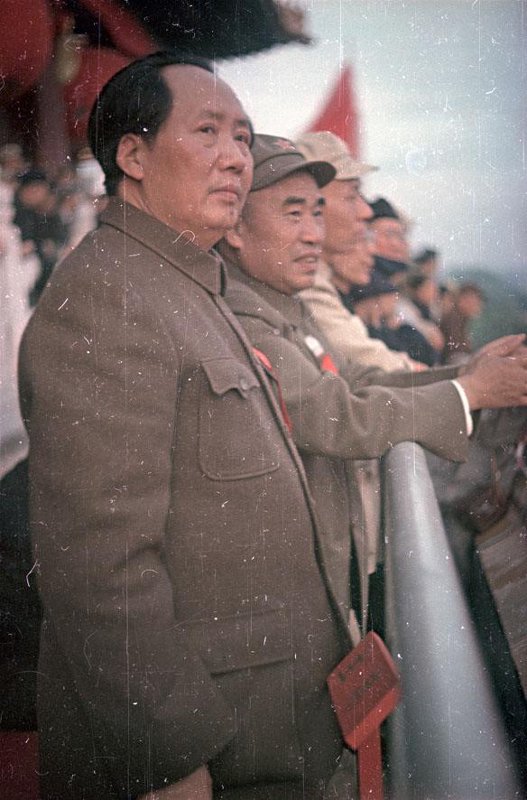 Провозглашение Китайской Народной Республики 1 октября 1949 г. Провозглашение Китайской Народной Республики 1 октября 1949 г. снимке, Владиславович, Владислав, Микоша, серой, куртке, СНИМКОВ, МНОГОМНОГО, КАТОМ, фотокинооператор, советский, случаю, октября, Тяньаньмэ́нь, площади, провозглашение, Китайской, автор, республики, Народной