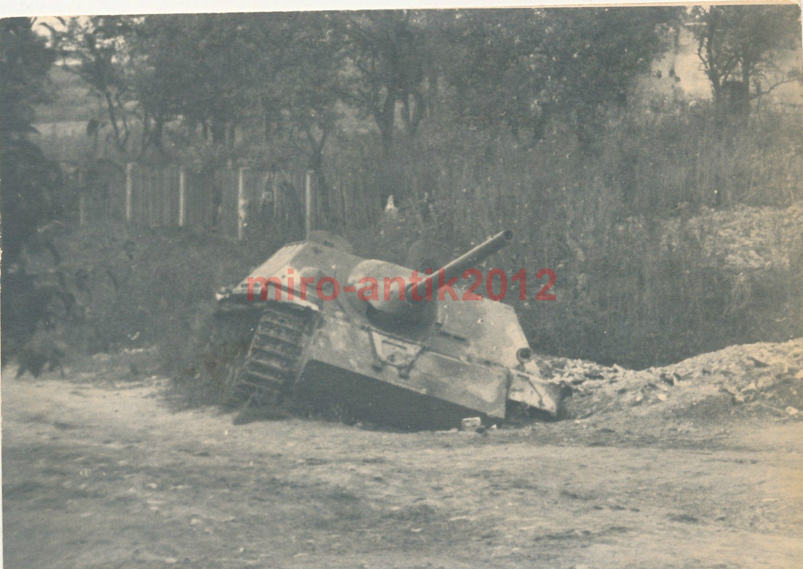 Foto, Blick auf einen zerstörten Tank