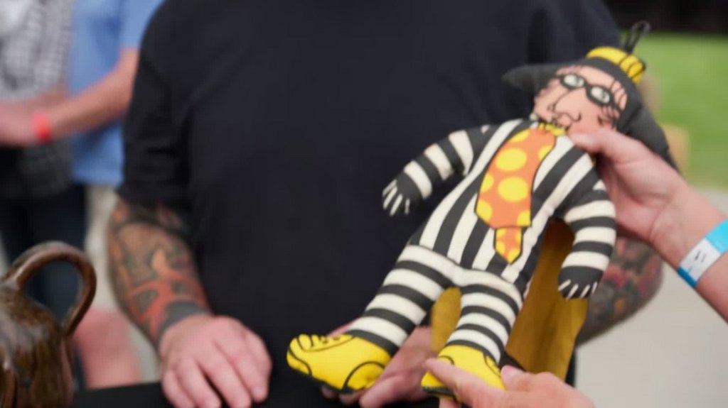 [Image: cycbx0r5l9l8.jpg]