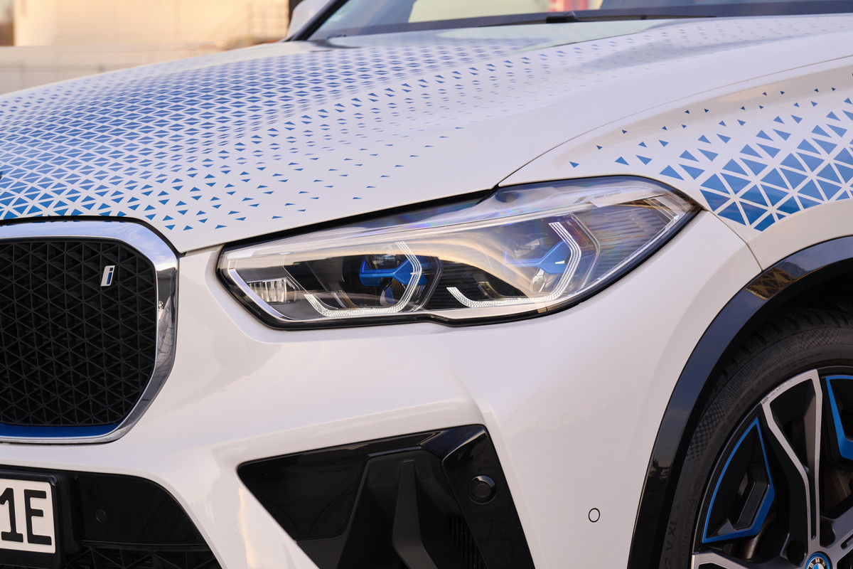 P90494432_highRes_bmw-ix5-hydrogen-on-