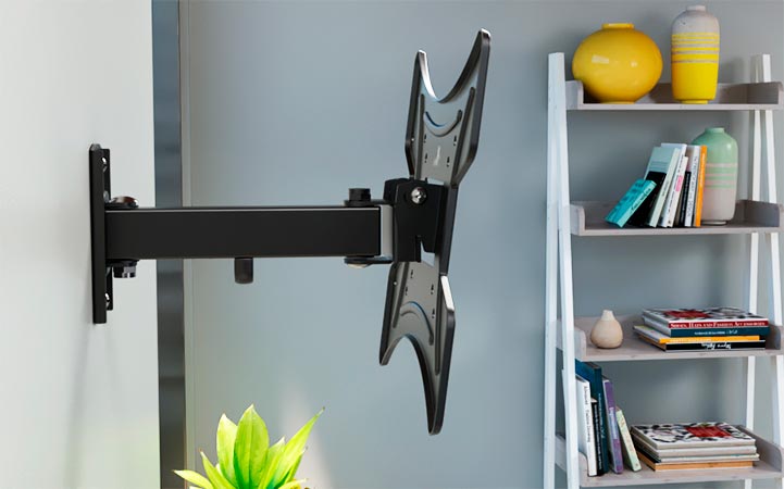 Soporte de pared articulado Xtech sosteniendo un televisor.
