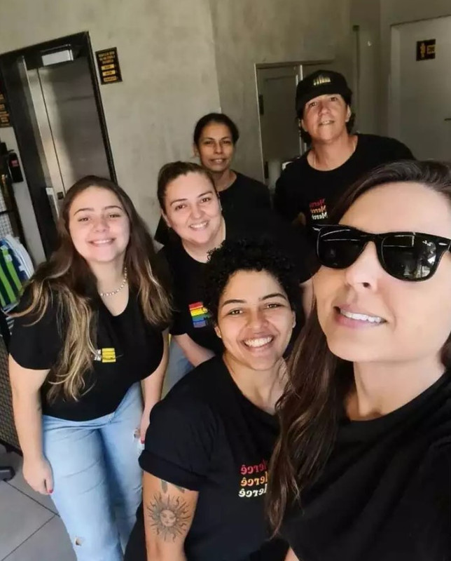 Vanessa com as colegas de trabalho do mercado que trabalhava. (Foto: Arquivo pessoal)