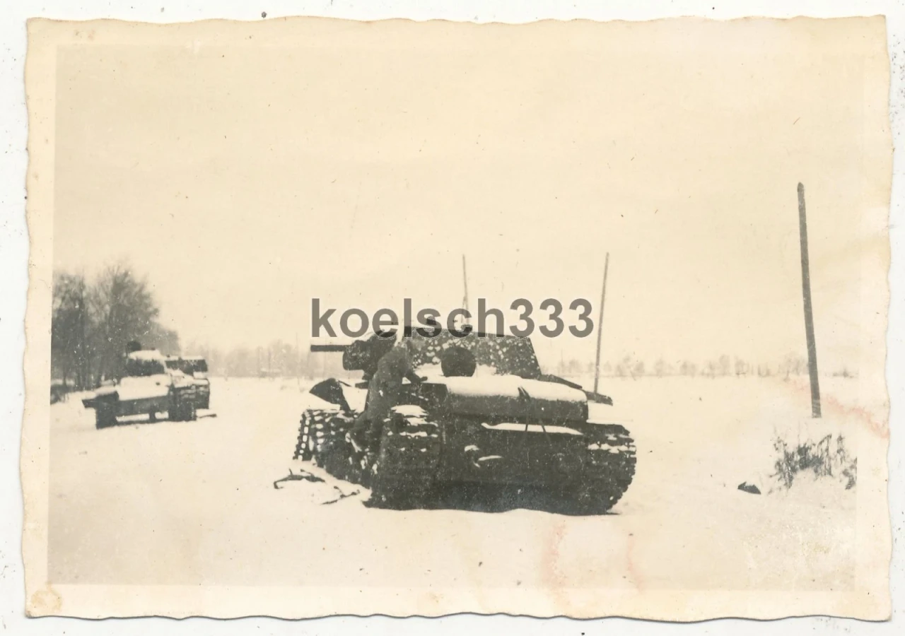 Foto Soldat der Wehrmacht am vernichteten russischen KW I Panzer im Winter 1942