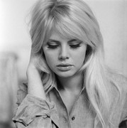 Britt-Ekland-md14
