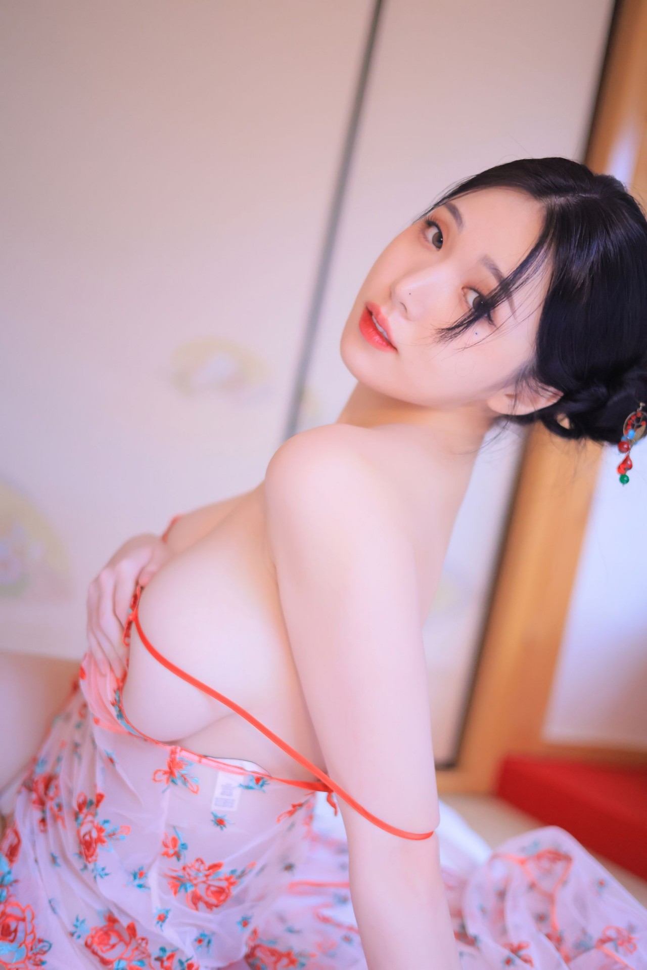 韩国 yeonwoo《粉色碎花睡衣》写真，性感与优雅，睡衣风美女插图7