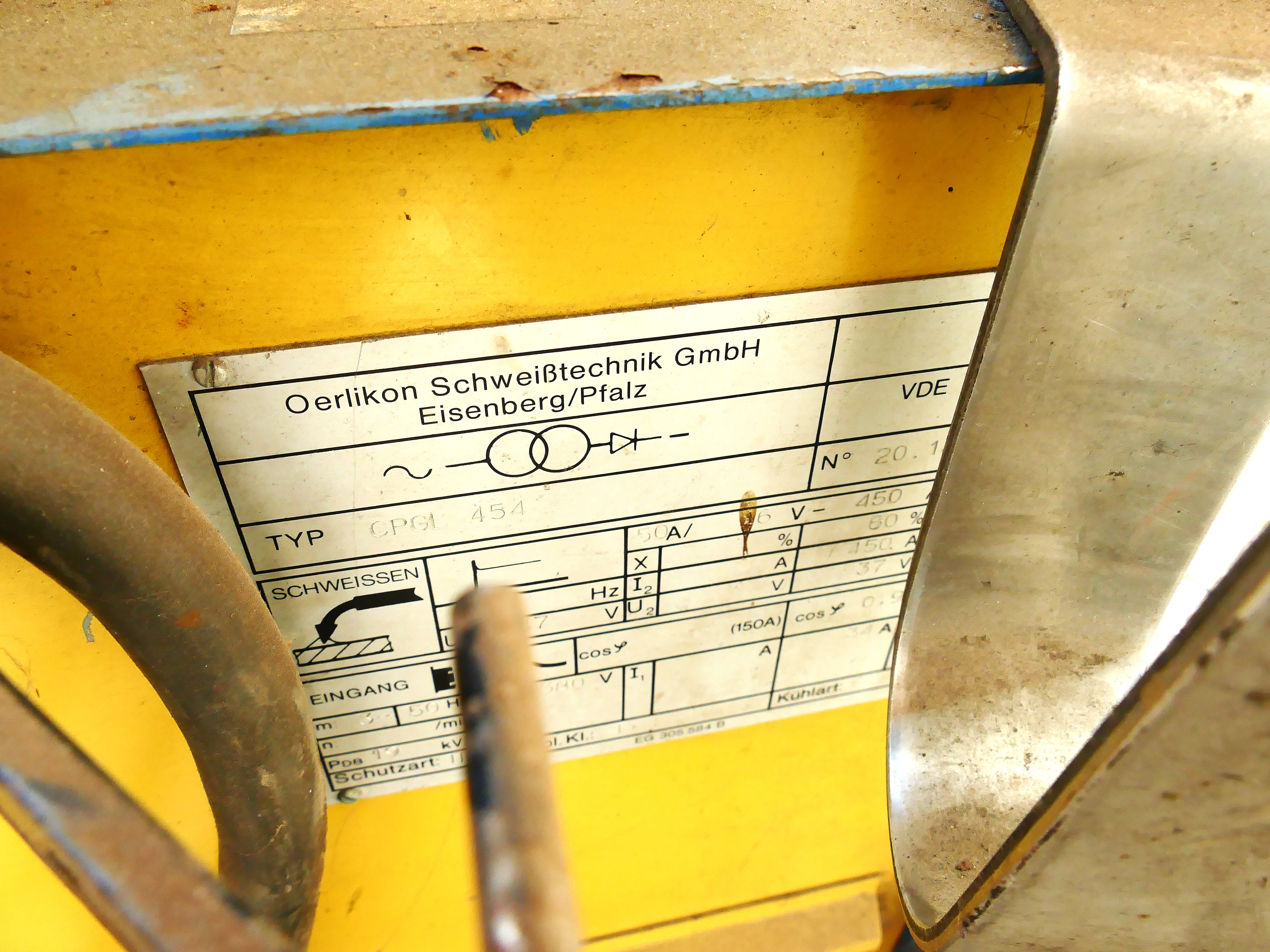 Oerlikon CPGL 454 Typenschildbereich und Leitungen