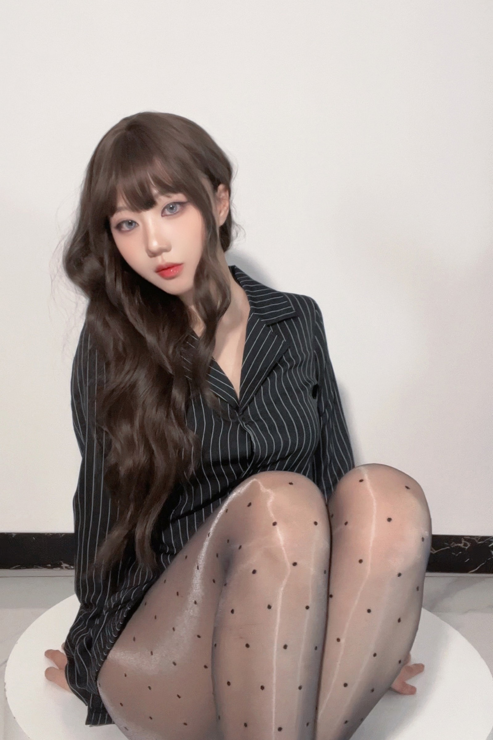 无影喵喵 秘书 Cosplay 写真＋视频合集｜职业制服风高清摄影（98P｜6V｜1.24GB）插图3