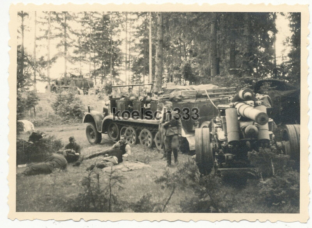 Foto Panzer Halbkette mit Artillerie Geschütz in einem Wald - Zugmaschine Sd.Kfz