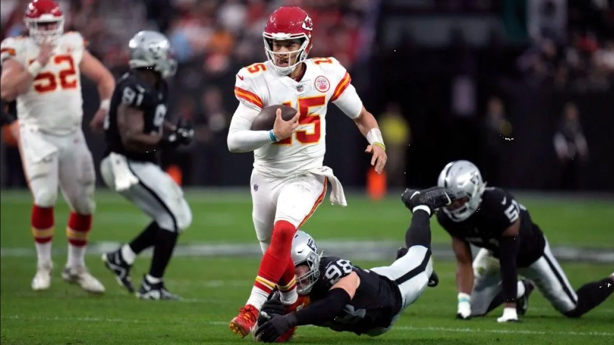 Chiefs aseguran el primer lugar de la AFC tras vencer a los Raiders