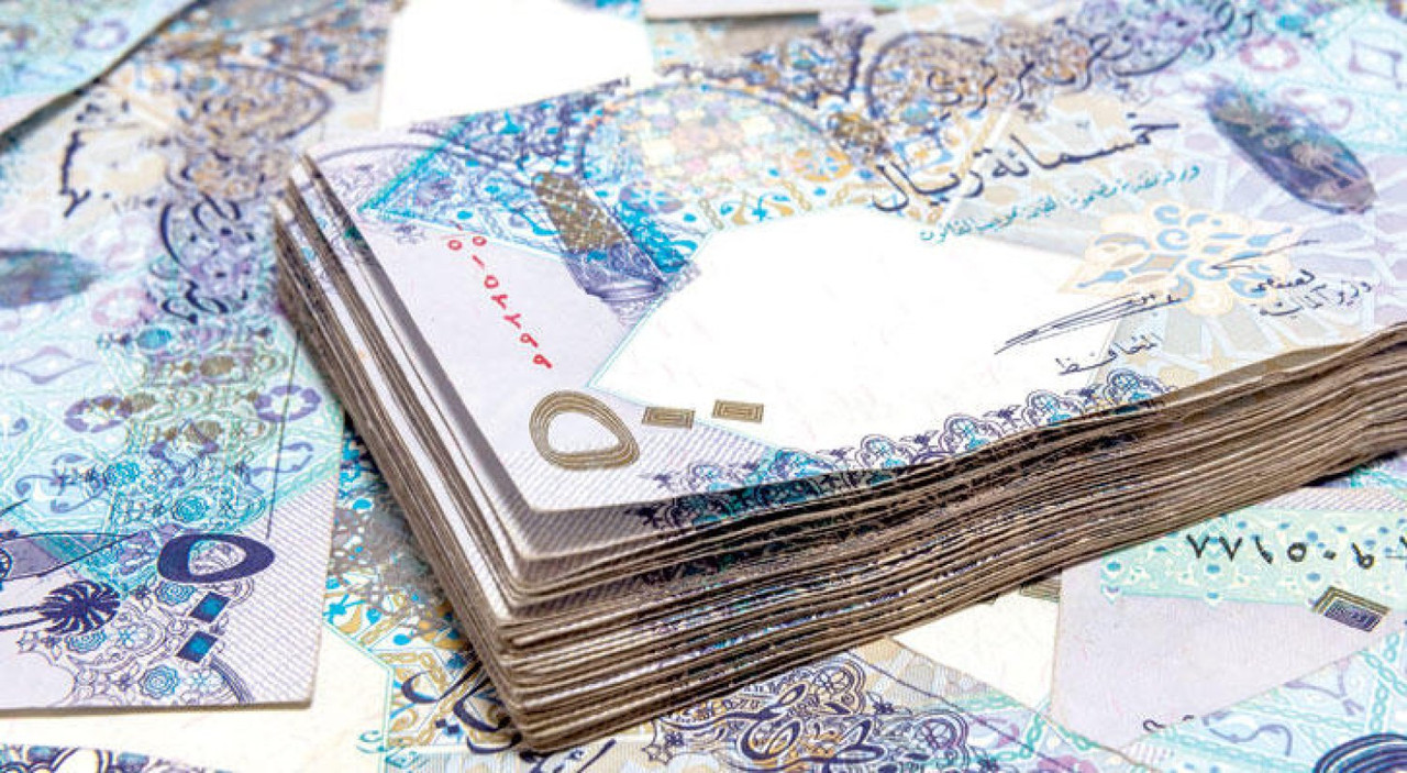 قطر لن تفك ارتباط الريال بالدولار ورفعت أسعار الفائدة 25 نقطة