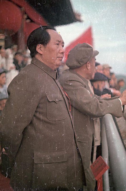 Провозглашение Китайской Народной Республики 1 октября 1949 г. Провозглашение Китайской Народной Республики 1 октября 1949 г. снимке, Владиславович, Владислав, Микоша, серой, куртке, СНИМКОВ, МНОГОМНОГО, КАТОМ, фотокинооператор, советский, случаю, октября, Тяньаньмэ́нь, площади, провозглашение, Китайской, автор, республики, Народной