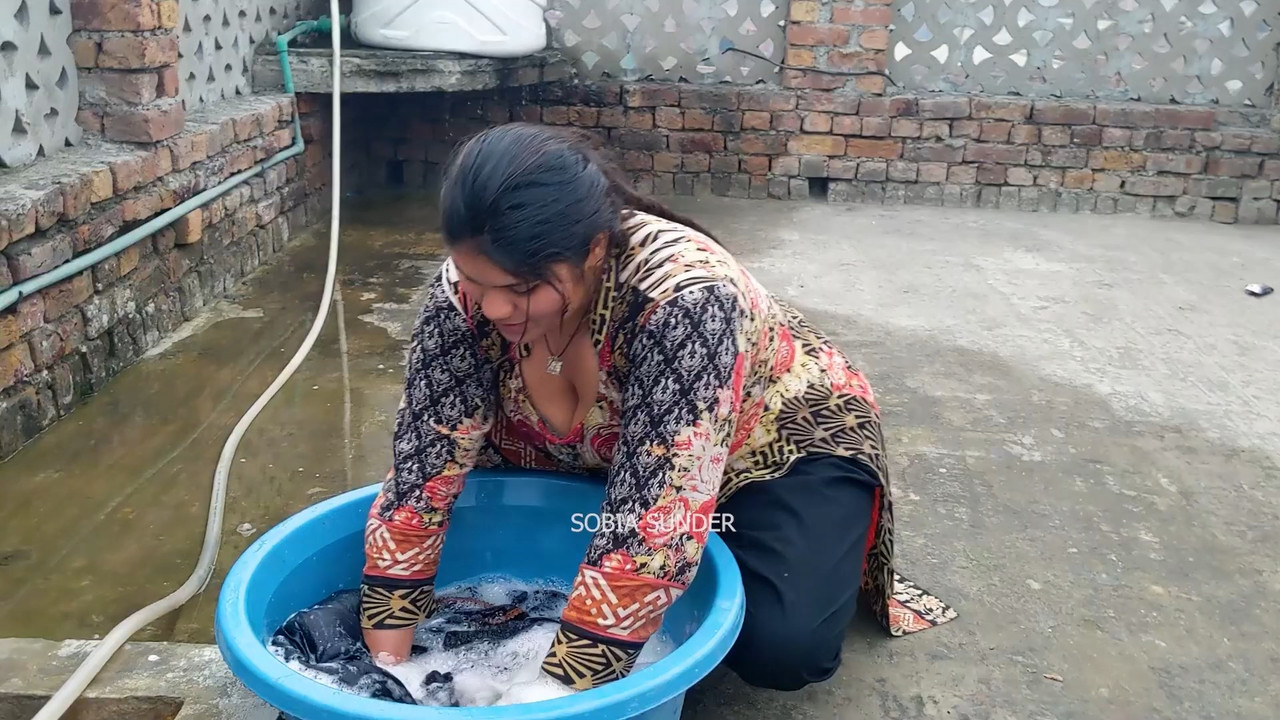 Desi chubby girl big boobs and cleavage show in tight churidhar.mp4_snapshot_02.40.033