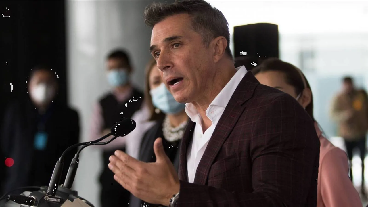 Sergio Mayer brinda apoyo a Morena y agradece invitación de Sheinbaum