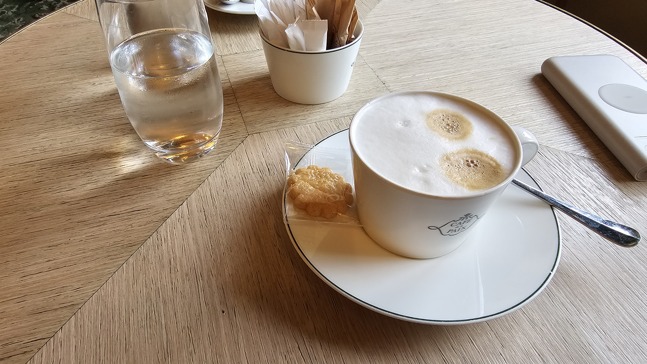 7歐元的expresso,旁邊是小餅乾