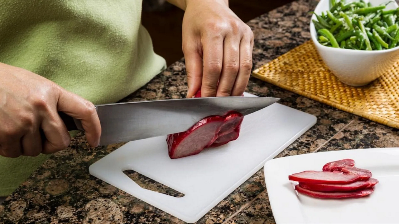 ¿Por qué no cortar verduras y carne cruda en la misma tabla?