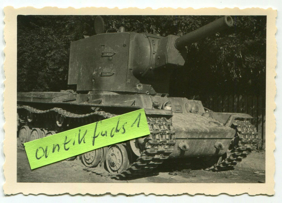 verlassener schwerer Panzer aus Rußland in der Ukraine im 2.WK