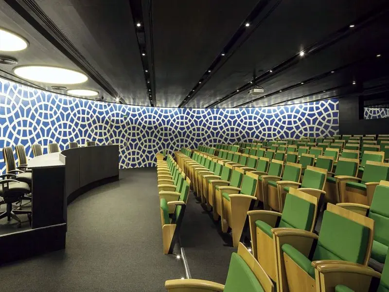 Montagem de tratamento acústico em escritório corporativo moderno em São Paulo, com divisórias e painéis.