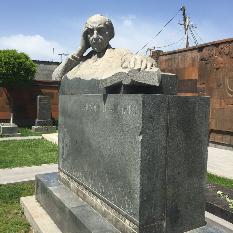 2448px-Avetik-Isahakyan-s-tomb-at-Yerevan-s-Komitas-Pantheon