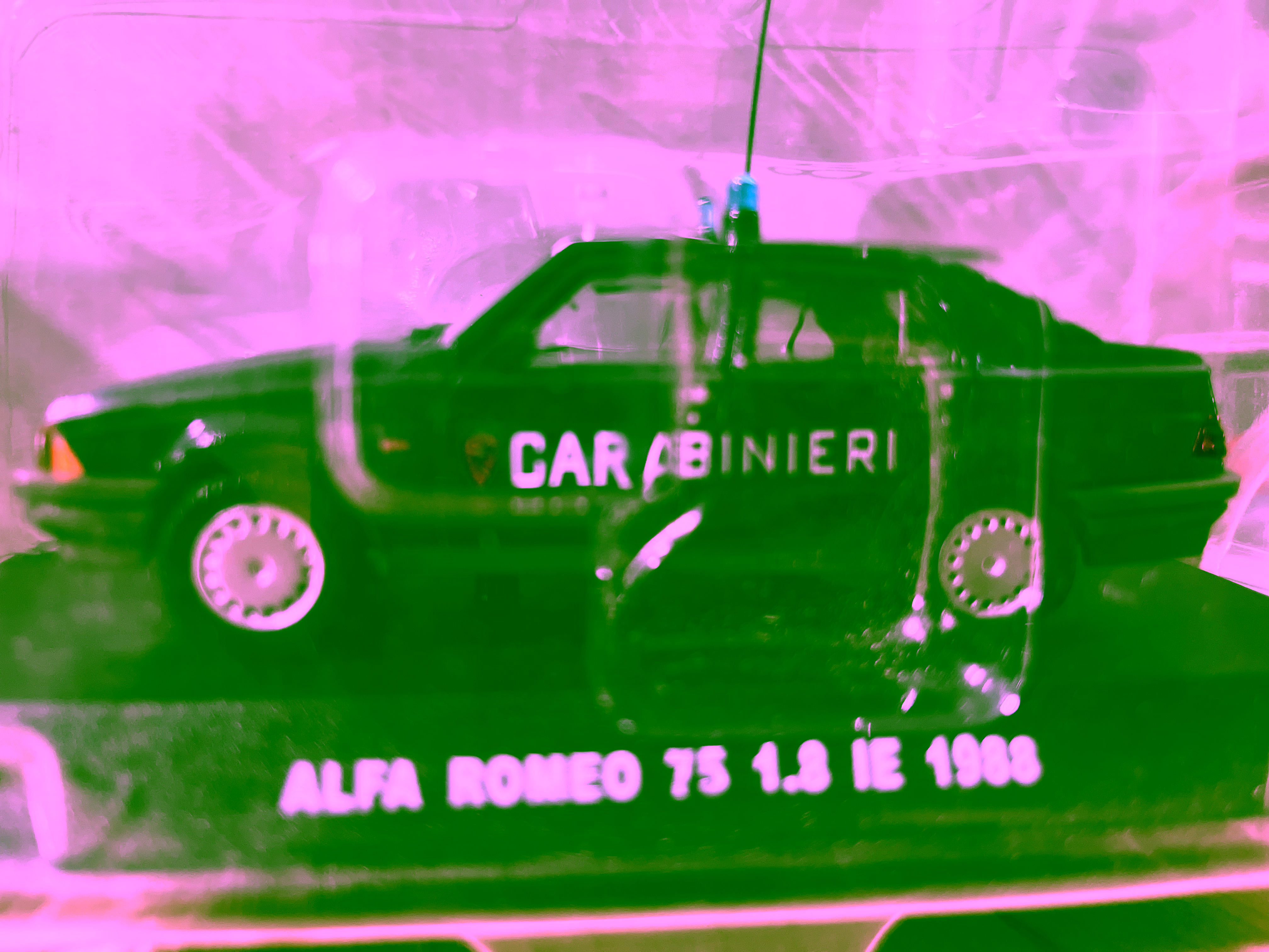 Alfa Romeo 75 1.8 IE 1988 Carabinieri - DIE CAST 1:43