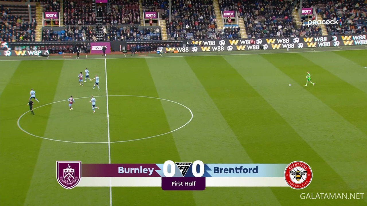 [Image: 03-16-15-52-23-Peacock-8-Burnley-vs-Bren...36-140.jpg]