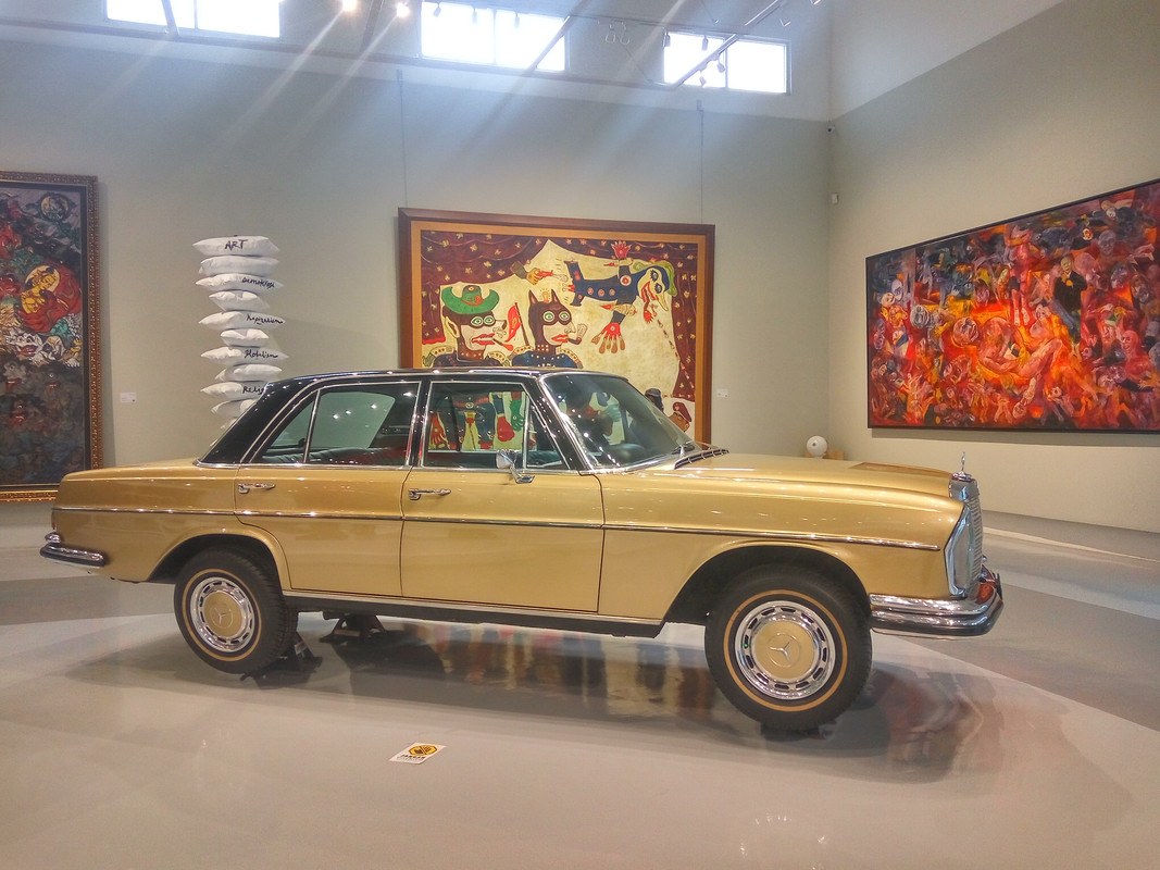 Mobil antik koleksi pemilik museum