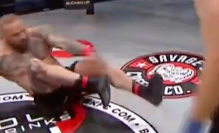 Боец на BKFC си намести сам изкълчен глезен на ринга