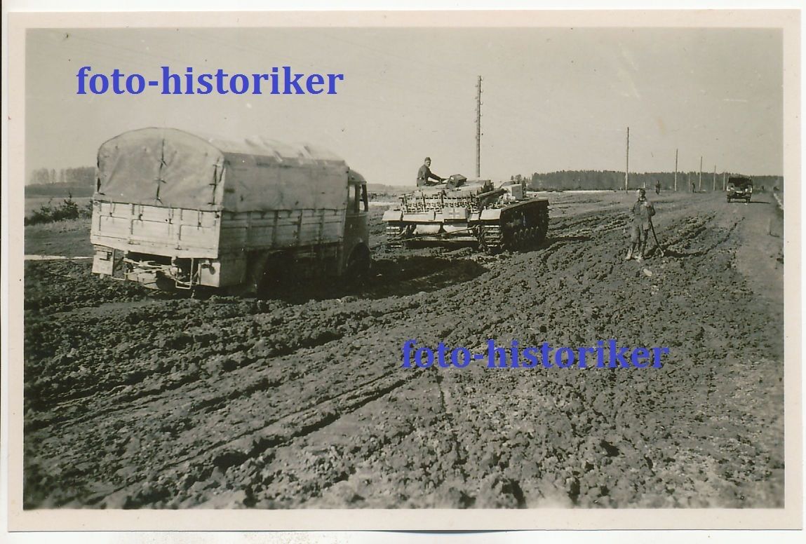 Panzer STUG STurmgeschütz III schleppt LKW durch