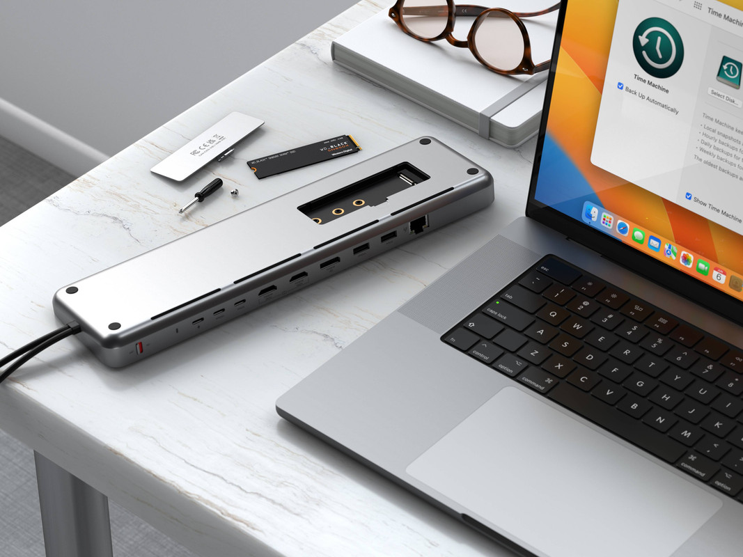 Docking Stand Satechi con una laptop encima, mostrando su diseño ergonómico y de disipación de calor.