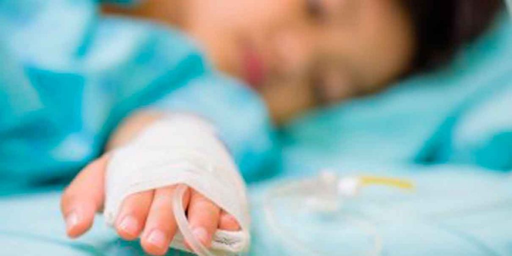 Mujer es arrestada por hacer que su hija conviva con el cadáver de su padre