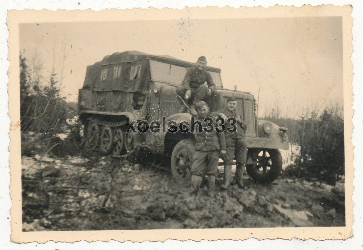 Foto Panzer Halbkette der Wehrmacht im schwierigen Gelände an der Ostfront .. (5)