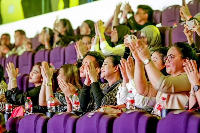 Momen Puan Maharani dan Gibran Rakabuming Raka menonton konser Dewa-19 “A Night At The Orchestra” di Edutorium UMS, Solo.