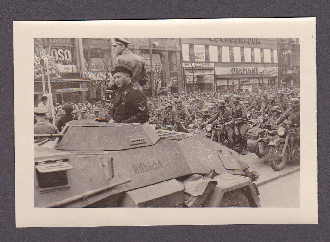 Foto 2.WK.Kameraden auf Panzerspähwagen
