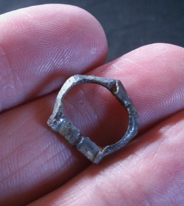 Small silvered buckle 05052013