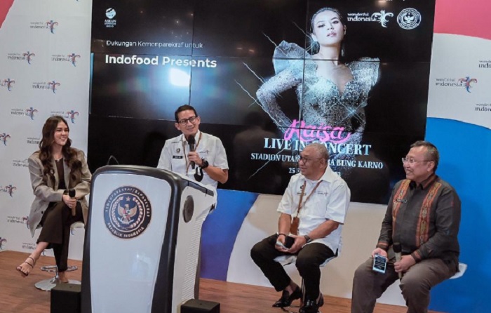 Raisa dan Menparekraf Sandiaga Uno saat hadir dalam The Weekly Brief With Sandi Uno di Gedung Sapta Pesona, Jakarta, Senin (13/2/2023).