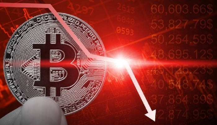article imageБиткоин снова под давлением: почему рынок заговорил о падении к 40 000 долларов