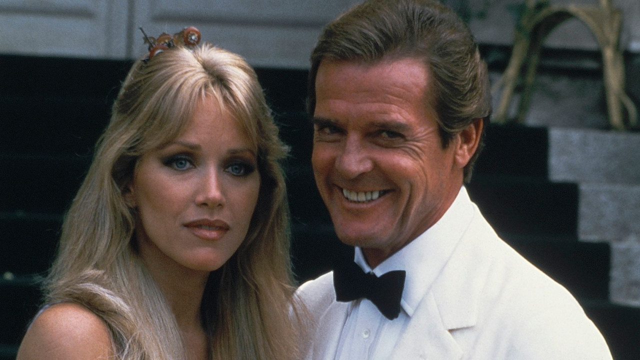 Tanya Roberts memerankan Stacey Sutton bersama Moore's James Bond