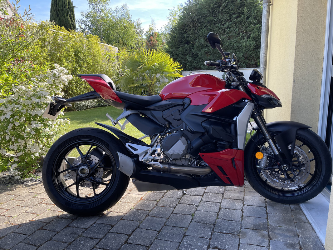 A28E10D6-3043-4BD5-BAC6-6BB0BAAD9ECD