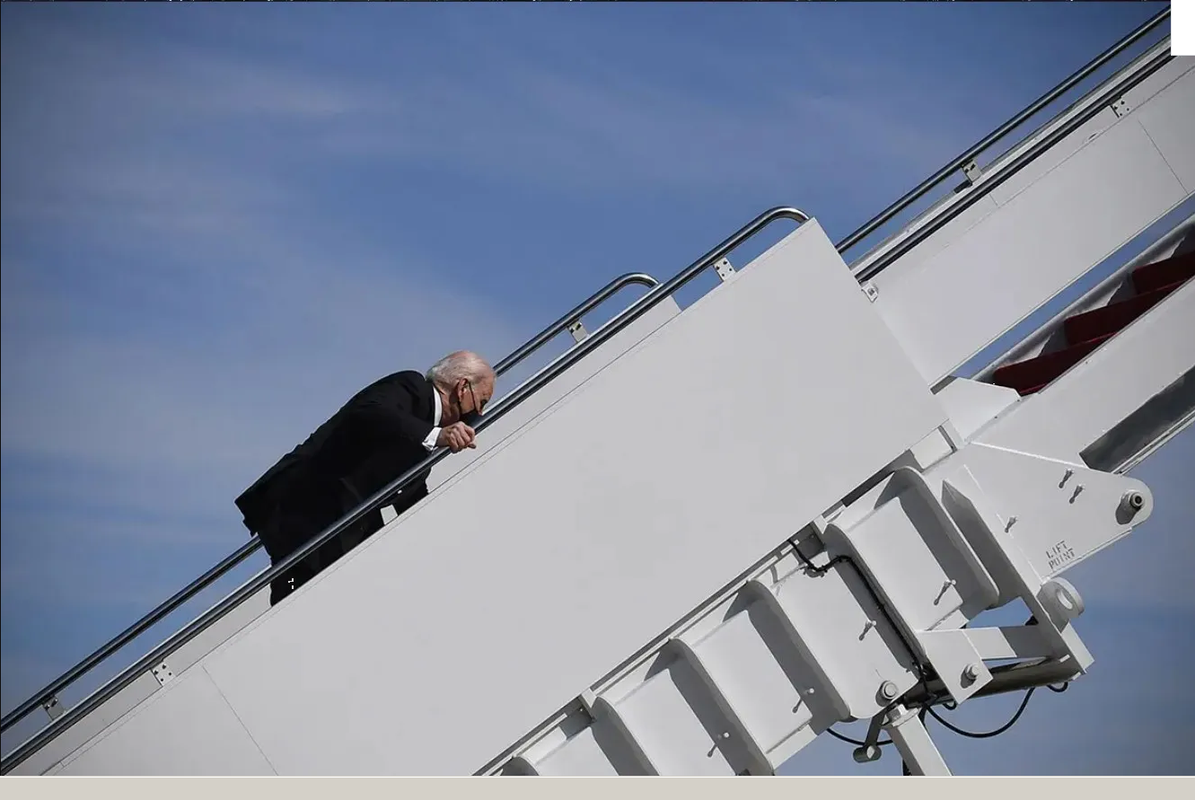 Biden vuelve a tropezar subiendo las escaleras del Air Force One