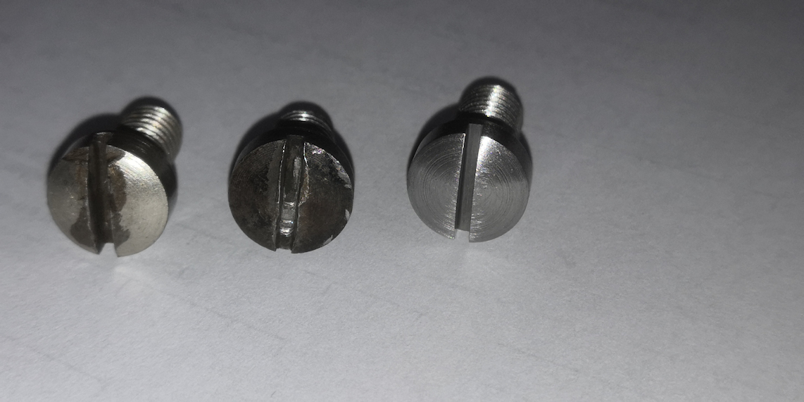 Vis d'origine à gauche pas exactement semblables