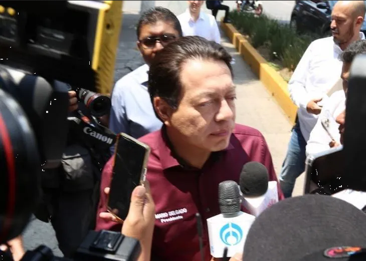 “Habrá una sorpresa”: dice Mario Delgado a su llegada al cónclave de Morena