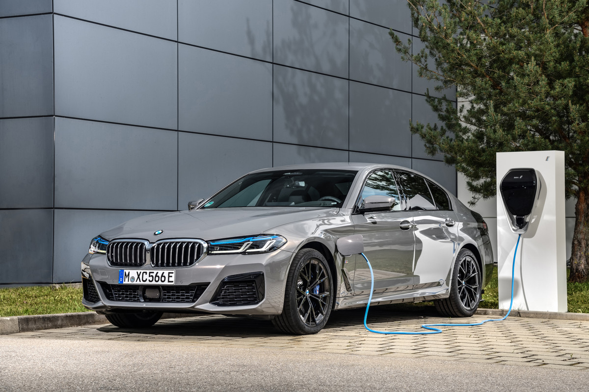P90395490_highRes_the-new-bmw-545e-xdr