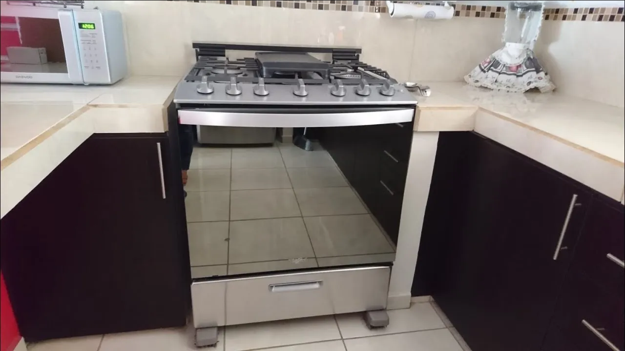 ¿Guardas tus ollas y sartenes en el horno de la estufa? Evítalo por esta razón