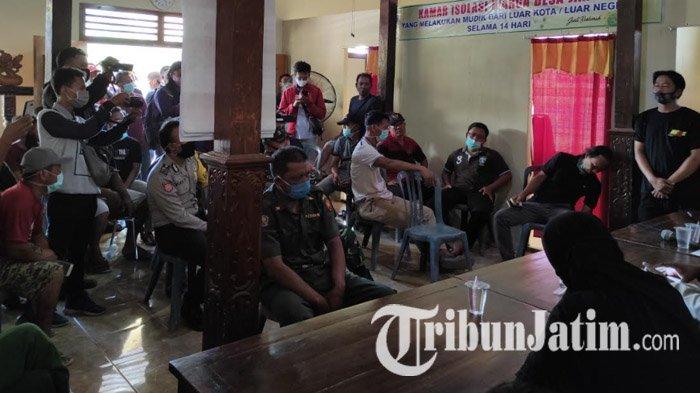 Perangkat Desa Janti berinisial T (duduk di dekat tiang) bersama ST (kerudung hitam) saat mediasi di Balai Desa Janti, Kecamatan Slahung, Ponorogo, Senin (5/10/2020). 