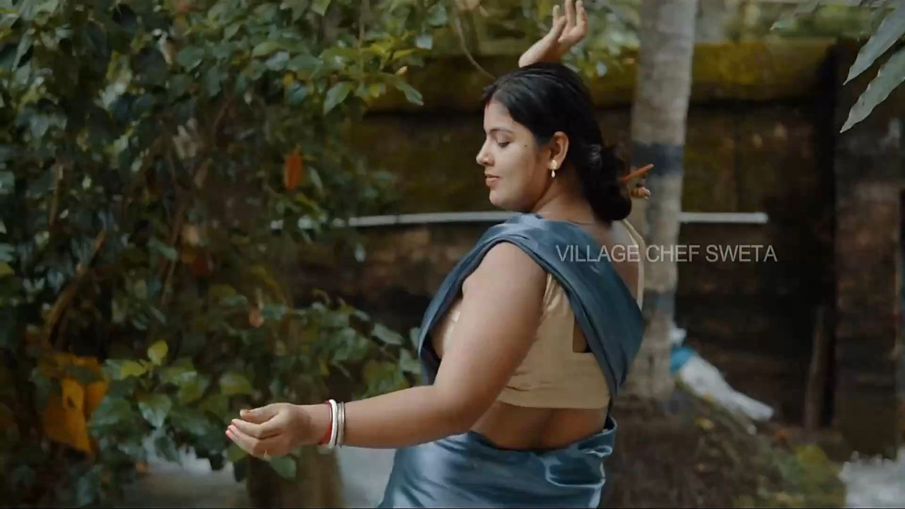 Chubby aunty sexy dance in grey saree.mkv_snapshot_00.40.000