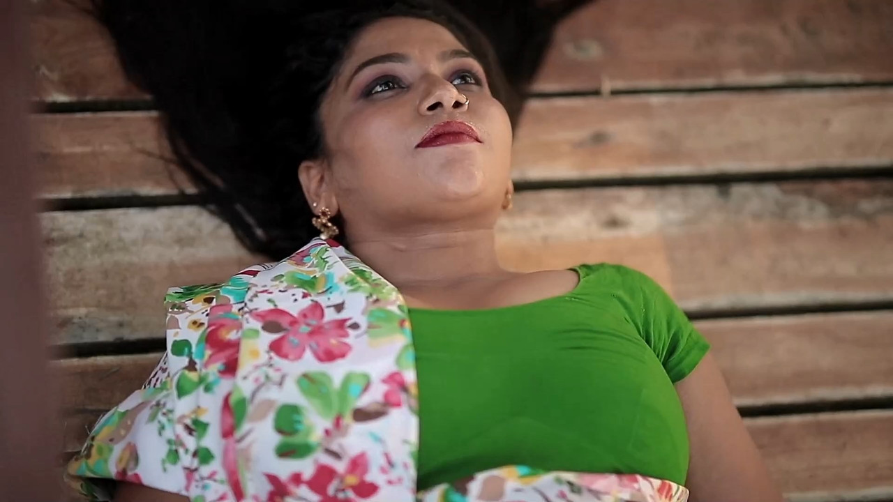 Hot Mallu aunty Photoshoot.mkv_snapshot_01.40.000