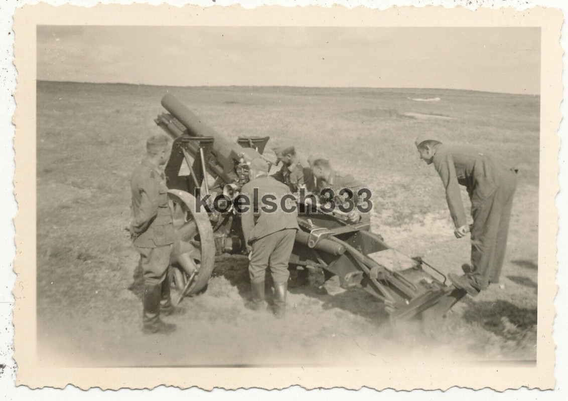 Foto Soldaten der Wehrmacht am Infanterie Geschütz 33 an der Ostfront 1941